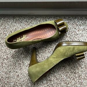 Like new Miss Albright green suede heels